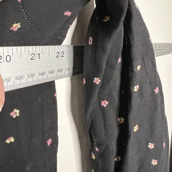 Bella‎ Dahl Top Womens Medium Black Floral Smocked Long Sleeve Tie Front Rayon - Picture 3 of 13